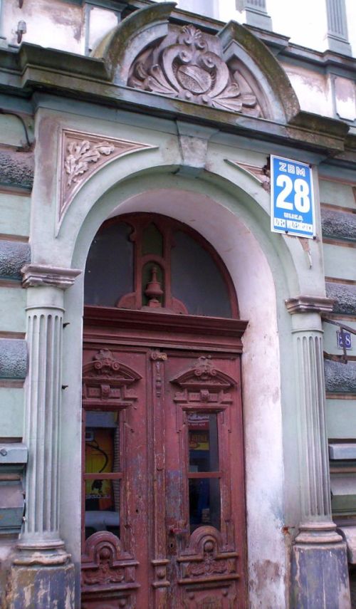 Drzwi przy ul. Dzieci Wrzesińskich 28 w Koszalinie
